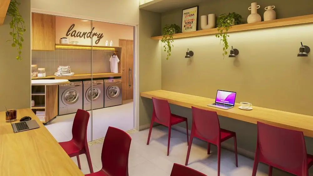 Espaço clean and connect com lavanderia e mesas de trabalho